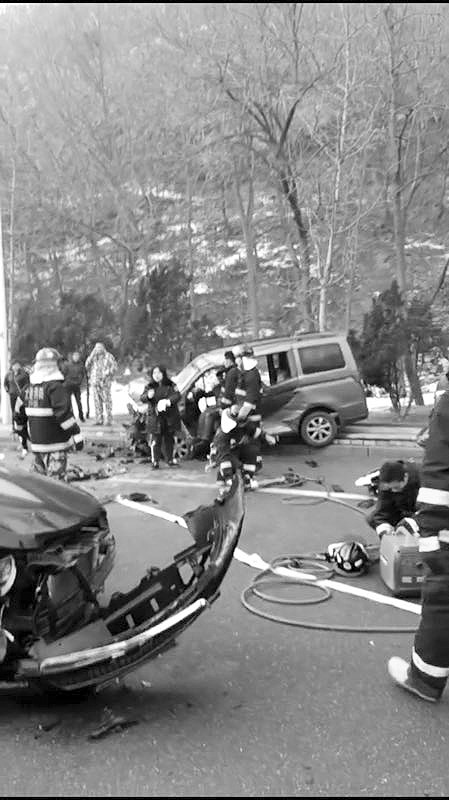 旅顺南路突发车祸 一名司机被困-手机新浪网