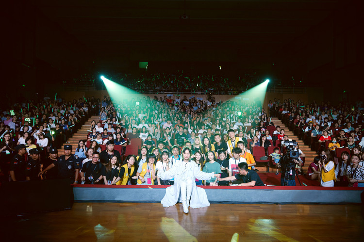 自己的歌火成抖音第一神曲,周笔畅竟毫不关注