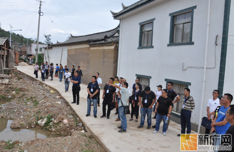 个旧市考察团到石屏县坝心镇考察学习