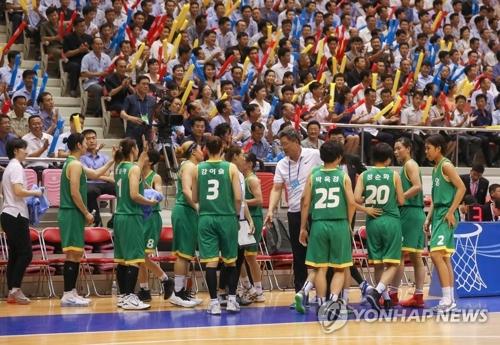 7月4日下午，韩朝统一篮球赛在朝鲜平壤柳京郑周永体育馆举行。图为身穿绿色球衣的繁荣队。（图片来源：韩联社）