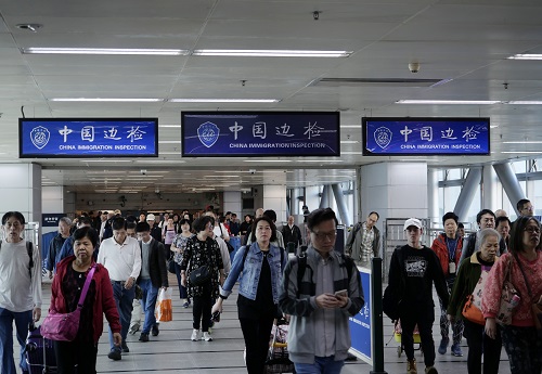 在罗湖人行桥，旅客从香港步入深圳（2018年11月29日摄）。 新华社发