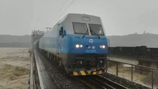 这个操作溜!8000吨火车开上大桥抗洪