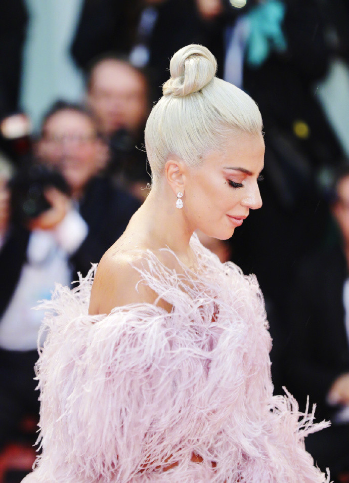 Lady Gaga亮相威尼斯紅毯巨星氣場十足，粉色羽毛裙美爆了！
