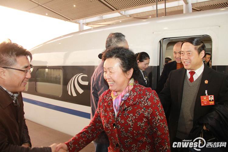3月16日下午6时许，出席全国政协十三届一次会议的住陕全国政协委员乘坐高铁回到西安。