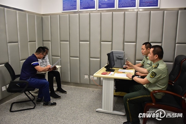 西安查获一非洲籍非法出境人员 罚款后被遣送