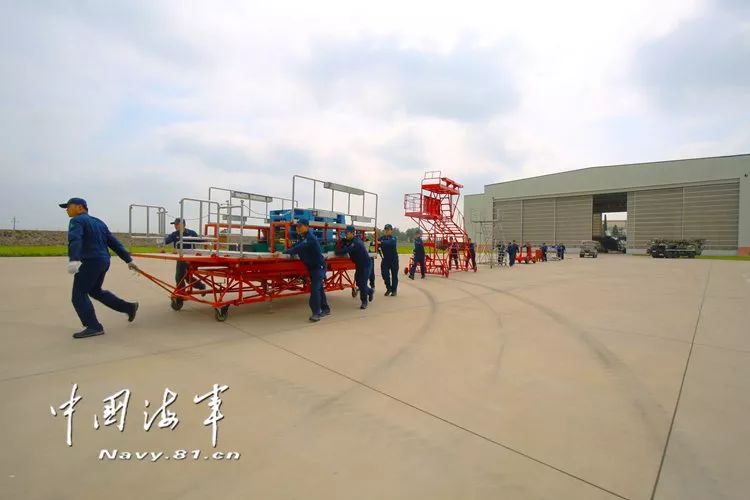 海军航空兵某团组织开展飞机抢救演练