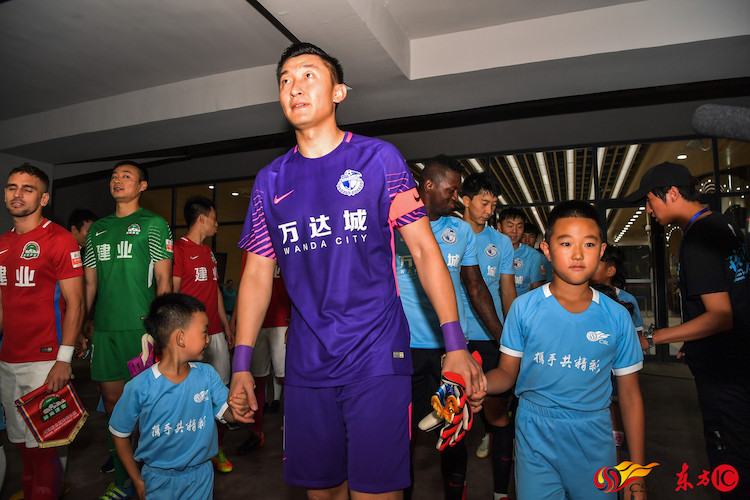 足球可以拉别人的手吗,足球可以拉别人的手吗知乎