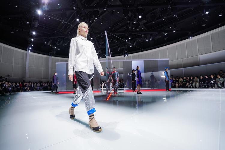 蔚来汽车找了侯赛因·卡拉扬推出胶囊系列 | 上