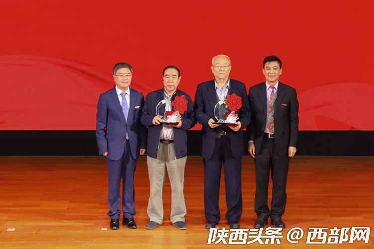 西北大學授予杰出校友侯洵、賈平凹西北大學2018年度玉蘭獎。（攝影：馬騫）