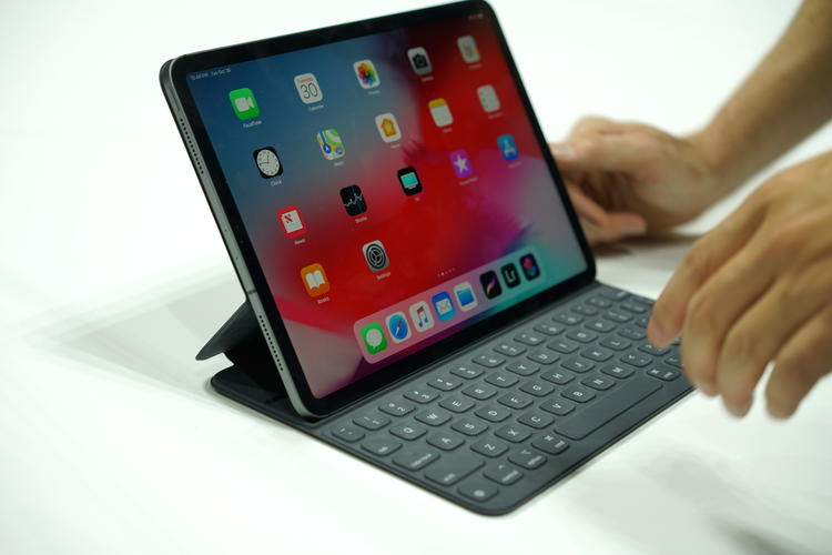iPad Pro 的新键盘保护盖,这已经是较大的倾角