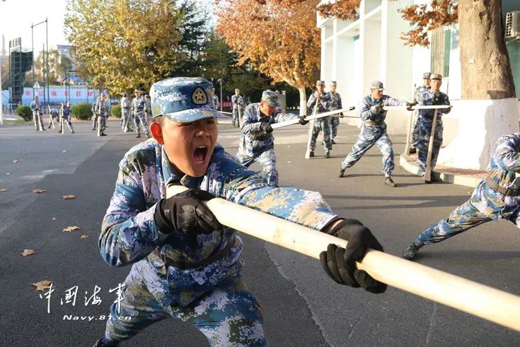 班长vs新兵,新兵连表情大作战,快来了解一下的被已经你表情包了v班长烧图片