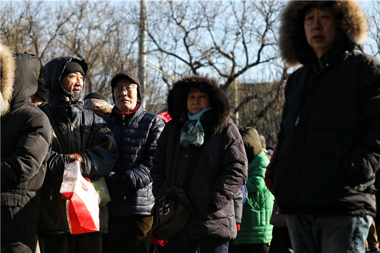 虎坊桥京天红即将停业 市民寒风中排队300米抢