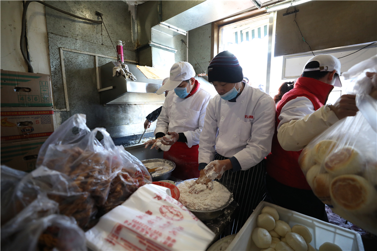 虎坊桥京天红即将停业 市民寒风中排队300米抢