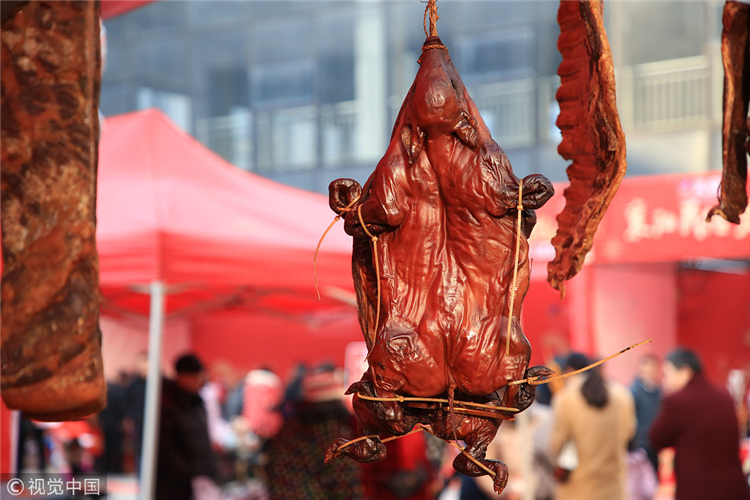 春节临近 各地年货市场渐红火