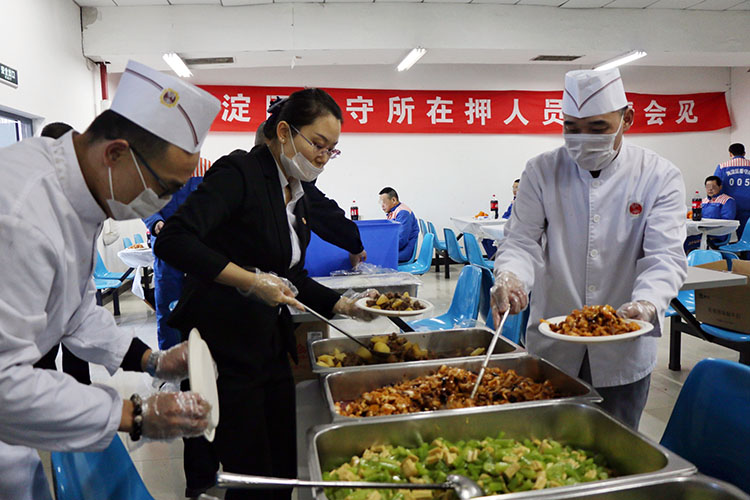 温情团圆 看守所里节前亲人相见