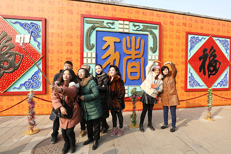 地坛庙会迎客 “新皇帝”表演祭地