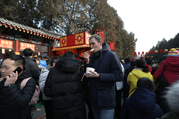 地坛庙会迎客 “新皇帝”表演祭地