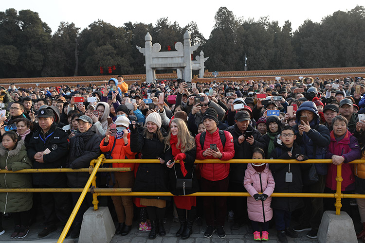 地坛庙会迎客 “新皇帝”表演祭地