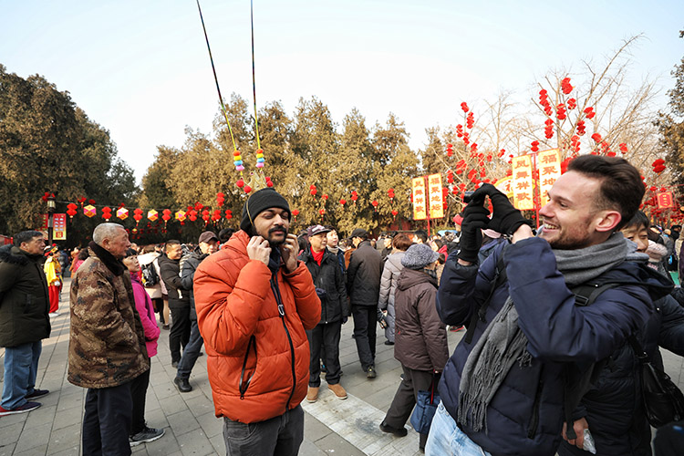 地坛庙会迎客 “新皇帝”表演祭地