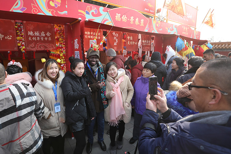 地坛庙会迎客 “新皇帝”表演祭地