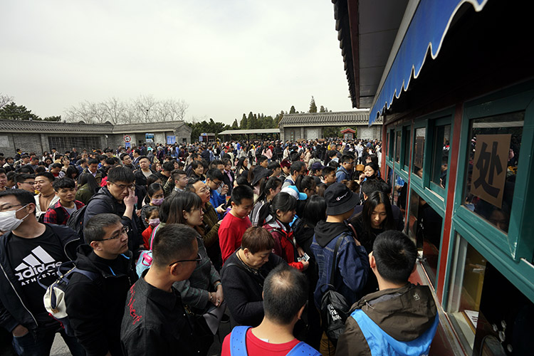 清明假期公园迎客流高峰 天坛公园游人如织