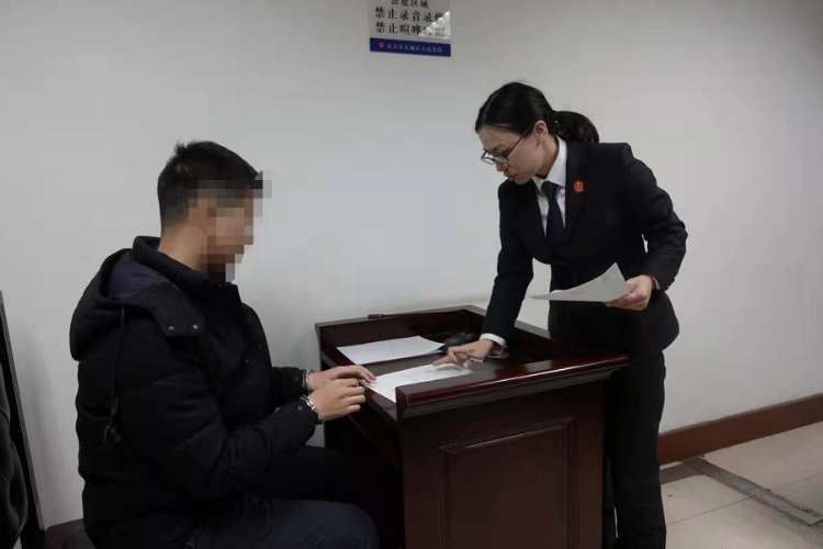 老赖在火车站被美女聊天法官拦截 欠薪60多万将