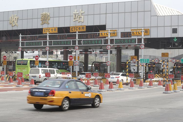 京港澳高速杜家坎收费站,车辆正在一辆接一辆地驶出高速公路。