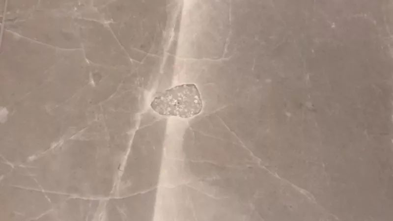 华润旗下千万豪宅被投诉质量问题：墙面一敲掉一大块