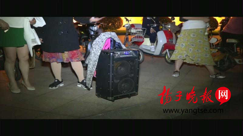 护航高考 东台城管夜巡查禁噪音