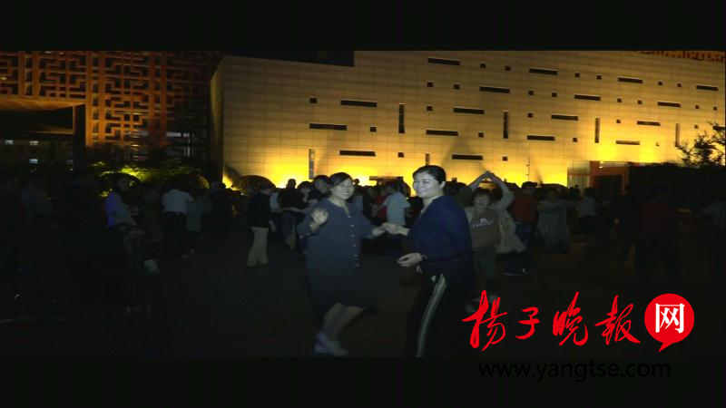 护航高考 东台城管夜巡查禁噪音