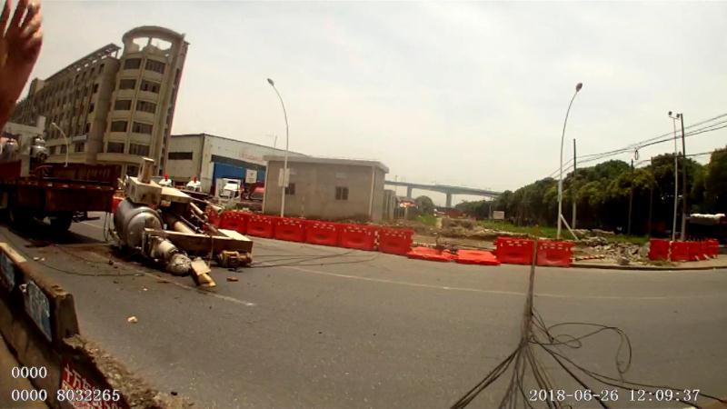 上海一超高货车挂断电缆线民警用木梯撑3小时