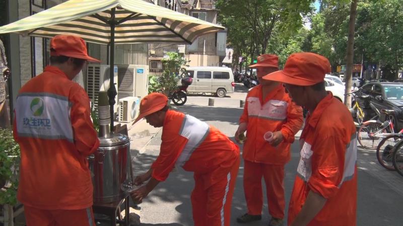 女店主连续四年为环卫工人煮黑茶解暑