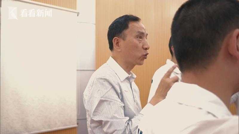 51歲翁虹嬌豔如花，一襲碎花“少女裙”亮相，依舊玉女