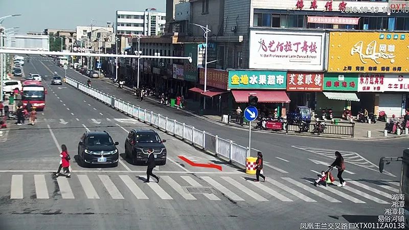 ▲ 玉兰北路与凤凰路红绿灯路口,由玉兰北路往凤凰路方向行驶时,最左侧车道只允许左转弯,禁止车辆掉头!