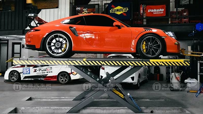 高转NA水平对置终极玩家 911 GT3RS裙底更精彩