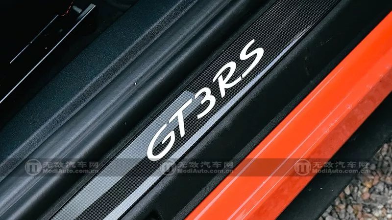 高转NA水平对置终极玩家 911 GT3RS裙底更精彩