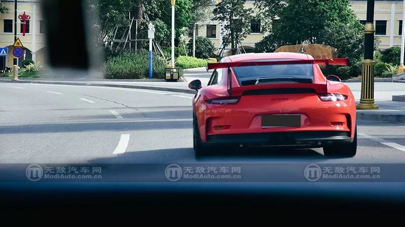 高转NA水平对置终极玩家 911 GT3RS裙底更精彩