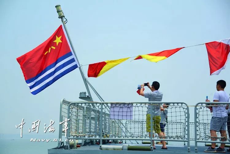 参观的民众在拍摄海军军旗.闫培 摄