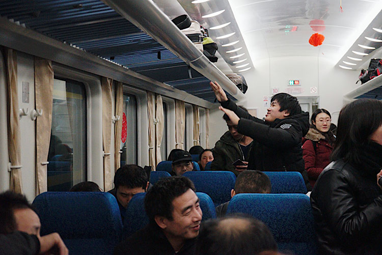 1月21日凌晨，北京火车站，乘客登车后安放行李。