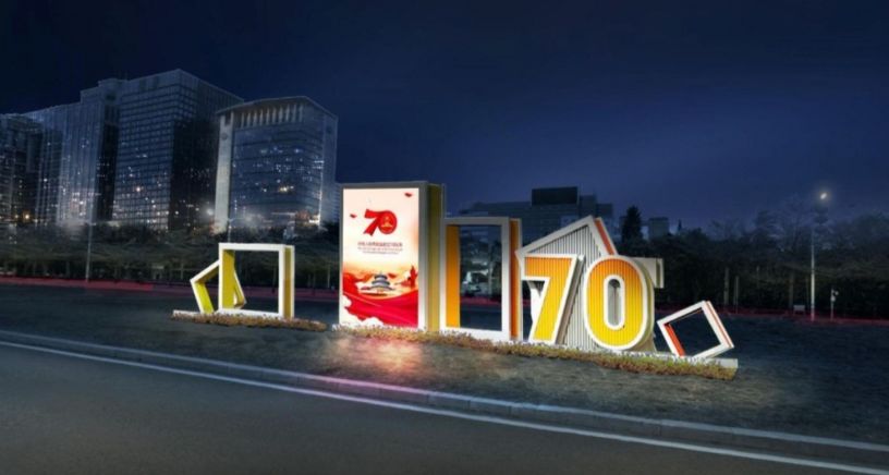 广东深圳:超4181平方米的巨幅国旗亮相深圳广电大厦