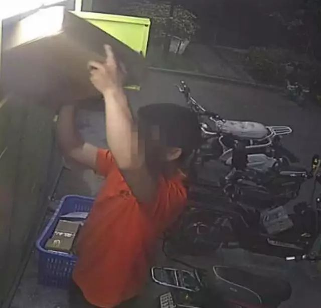 ▼随后又将包裹取出