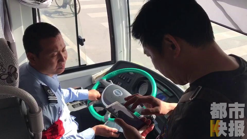 泾渭定制公交可提前手机购票,全程2元保证有座。