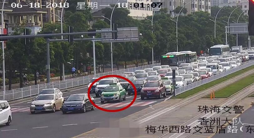 19岁网红手抓眼镜蛇直播 被蛇突袭毒液直喷眼