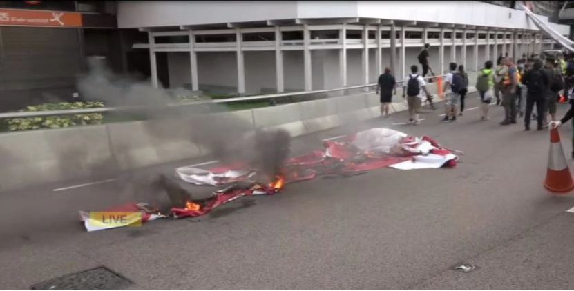环球网:港铁被焚触目惊心 环球网:港铁被焚触目惊心
