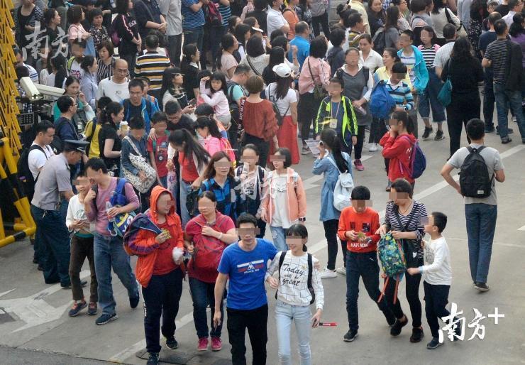 进群对暗号,赶考得接头!广州某中学顶风违规