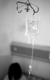 7月9日，湖南省儿童医院，患有横纹肌溶解综合征的小馨（化名）正接受治疗。图/实习生张云峰 记者金林