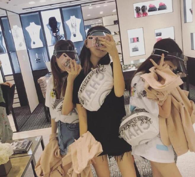 12岁李嫣晒和闺蜜合照坐姿豪迈,这打扮太成熟像多多!