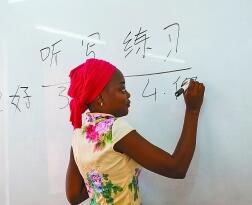 7月18日，在塞内加尔达喀尔大学孔子学院，学生听写汉字。新华社发  