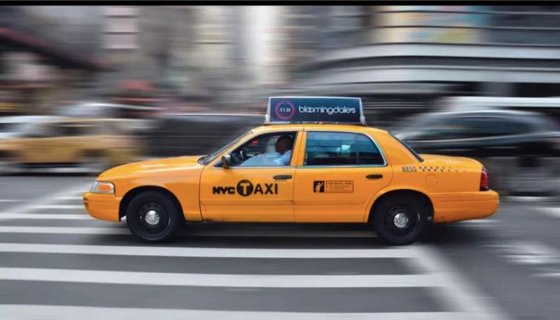 紐約出租車外觀爲黃色,車身有“NYC TAXI”明顯標識。圖片來源/中國駐紐約總領館微信公告截圖