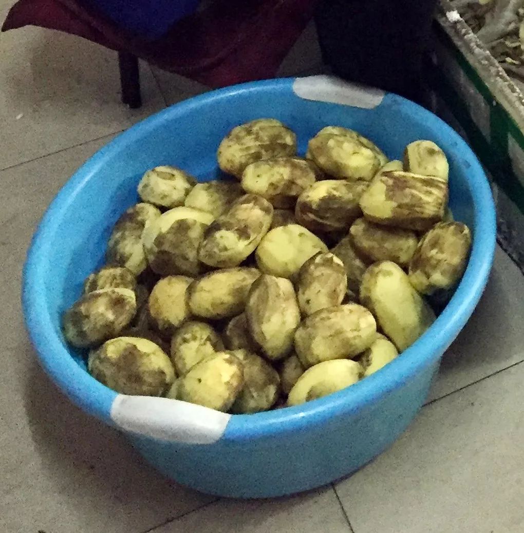 卖零工揭内幕:你吃的菜从不洗、调料挺神秘丨